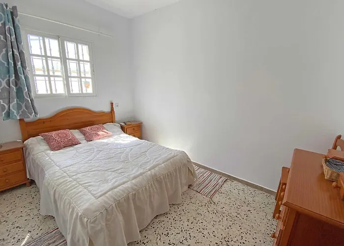 Manoli: 4 Bedroom In Zahora, Ideal For 2 Families كاديز