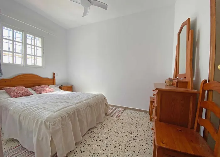 Manoli: 4 Bedroom In Zahora, Ideal For 2 Families بيت للعطل *