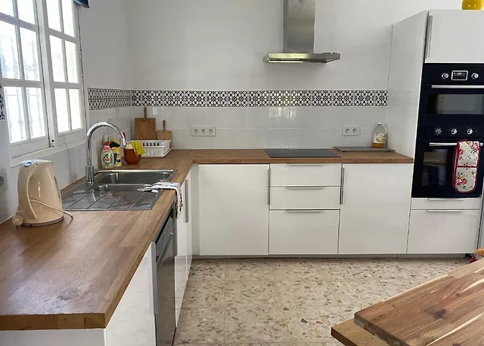 Prázdninový dům Manoli: 4 Bedroom In Zahora, Ideal For 2 Families